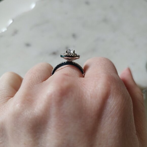 Radiant Halo Ring 💍 - Picture 6 of 6